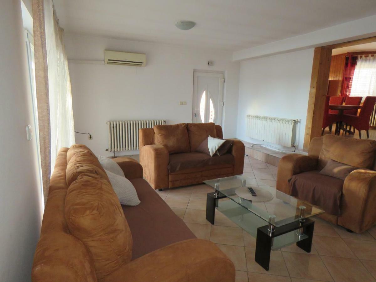 Guesthouse Dila Galovac  Buitenkant foto