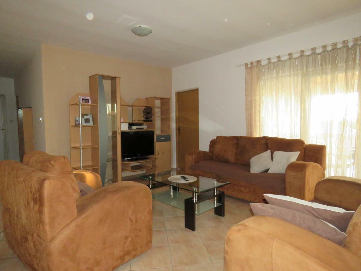Guesthouse Dila Galovac  Buitenkant foto